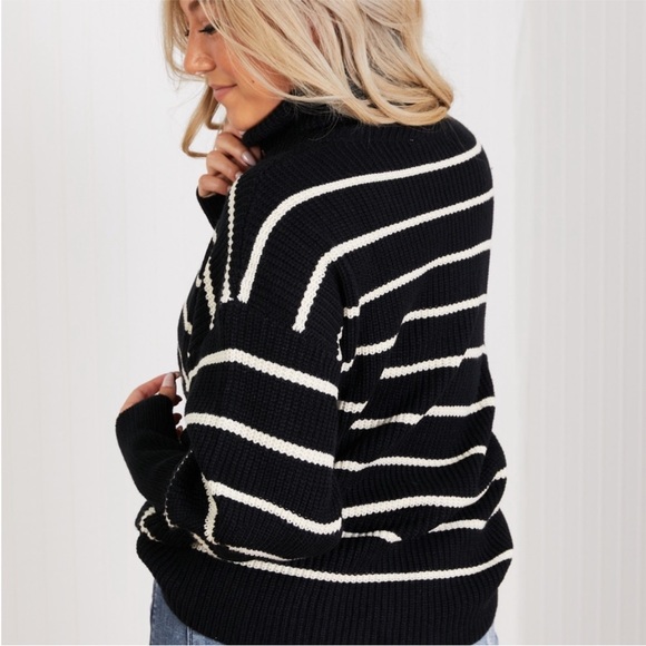 *NWOT* CY Fashion Striped Turtleneck Sweater🖤 - Picture 2 of 9
